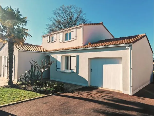 Maison 6 pièces 131 m2 terrain : 858 m2 proximité centre bo