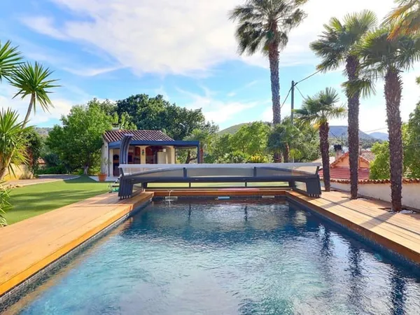 Maison Aubagne 8 pièce(s) 190 m2 avec piscine - jacuzzi sur 1200 m2 de terrain