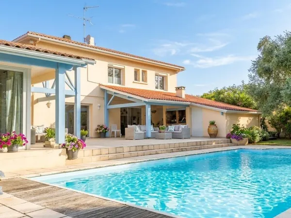 Maison avec piscine jardin et depandance