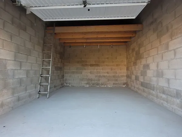 Grand garage avec mezzanine