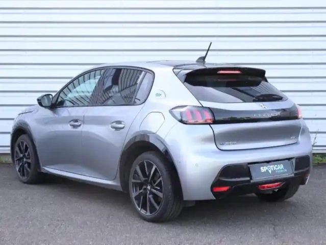 Peugeot 208 e- 136ch gt — photo 7