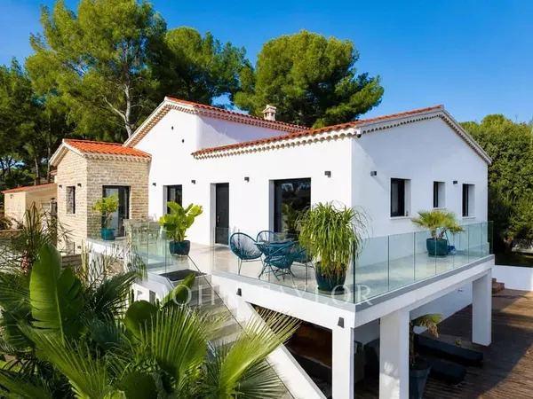 Bandol - Villa rénovée avec vue mer, piscine et appartement indépendant