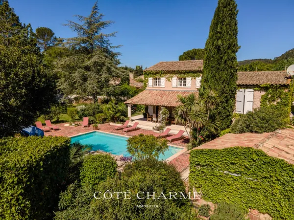 Bastide provençale avec piscine et dépendances.