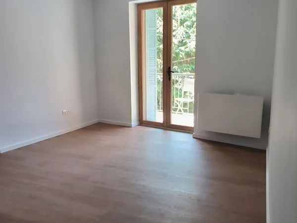Appartement F2 entièrement rénové AVEC BALCON centre ancien de Callas