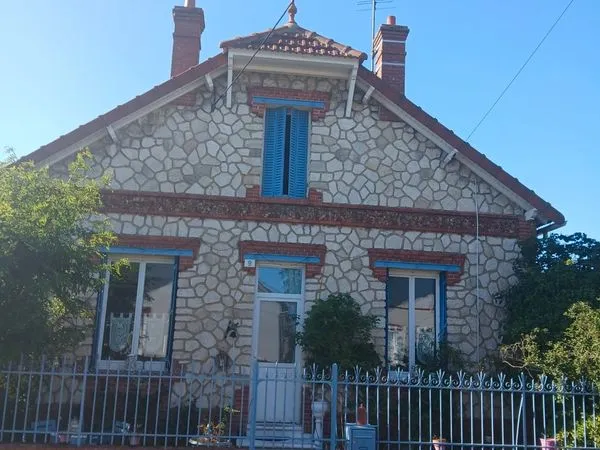 Vends maison proche gare SNCF, tous commerces, quartier calme, proche transports urbains, jardin 470