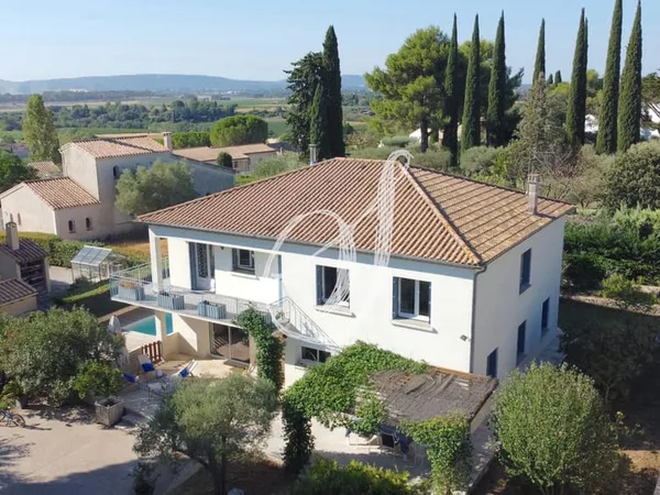 Villa de type 8, sept chambres avec jardin & piscine