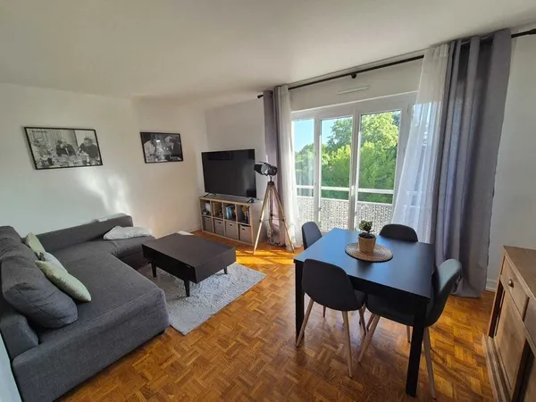 €" APPARTEMENT 3 PIàˆCES TRAVERSANT VUE PARC €" RESIDENCE LA LIBERATION (CHILLY-MAZARIN)