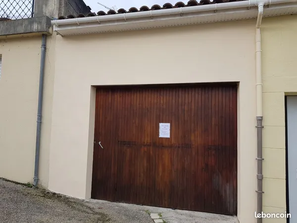 Grand garage / entrepôt 50 m² utiles (avec mezzanine) — Idéal stockage ou véhicule