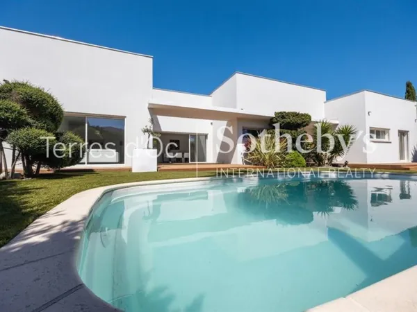 CONTEMPORAINE PLAIN PIED AVEC PISCINE DANS SECTEUR CALME
