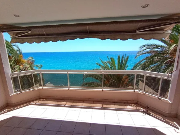 MENTON - FRONT DE MER - 2 PIECES 50m² + parking s/sol