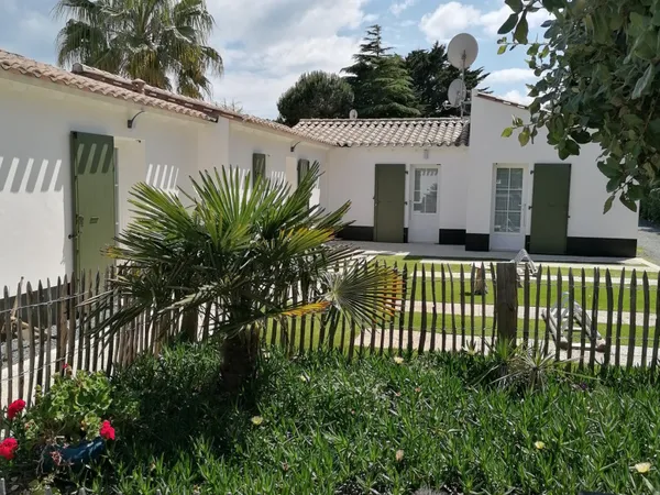Les Grenettes - Maison de plain pied, piscine et stationnement