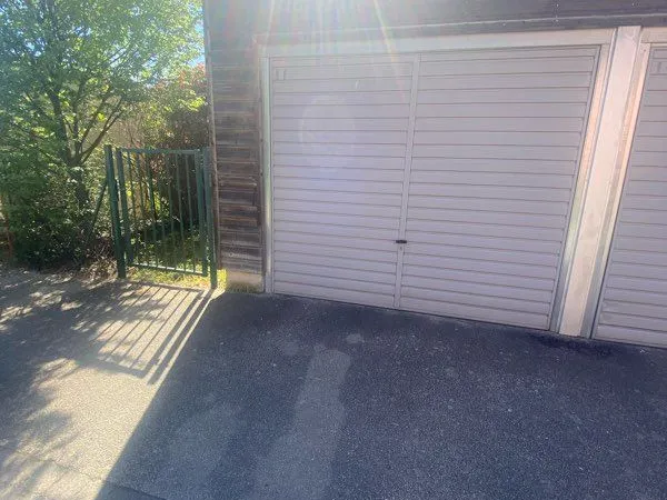 Garage couvert sécurisé