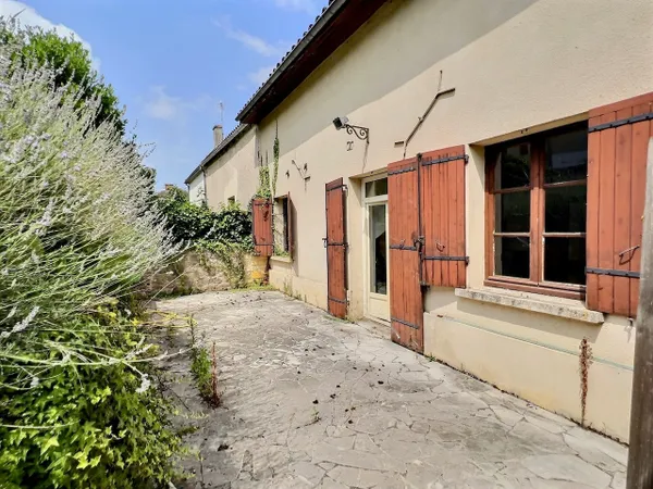 A une quinzaine de kms de Villeneuve sur Lot, maison de ville avec jardin et garage + logement indép