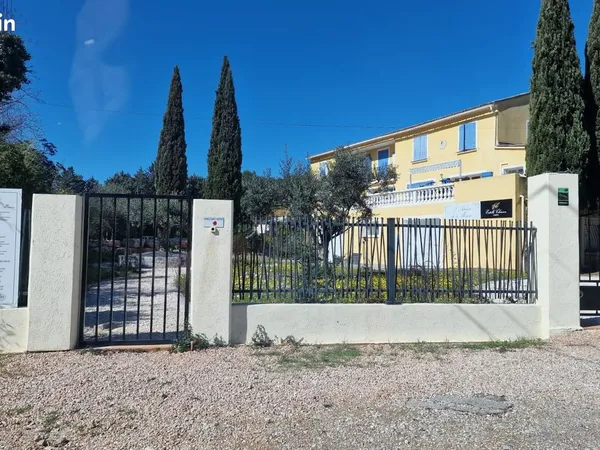 Local commercial a louer 300m2 le luc