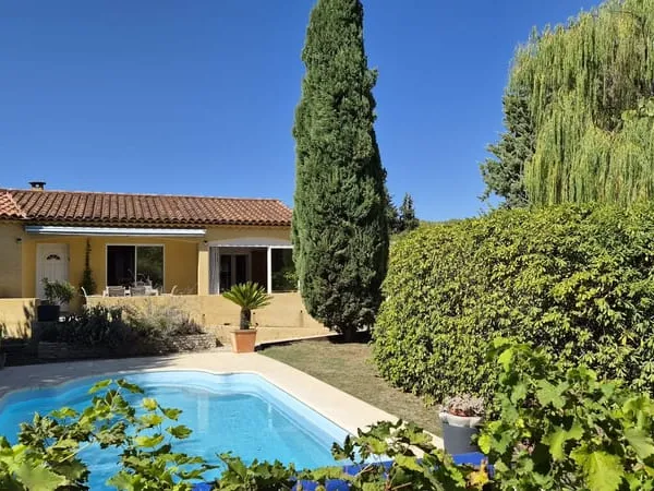 Villa chaleureuse avec bel extérieur