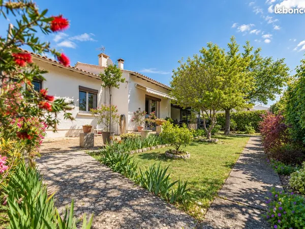 Maison de plain-pied rénovée avec 4 chambres, jardin et garage à Uzès