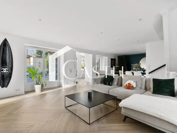 Propriété - 300 m2 - 10 pièces