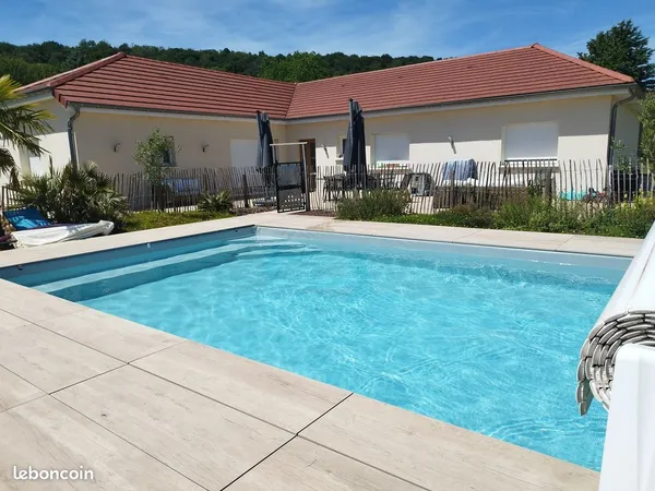 Grande maison familiale de plain pied sur grand terrain arboré