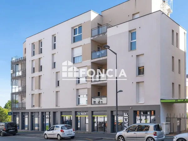 ANGERS - T2 dernier étage avec balcon et parking