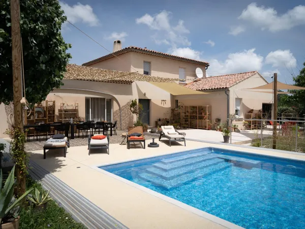 Maison moderne au calme des montagnes de Provence