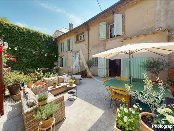 Maison en pierre avec extérieur et grand garage
