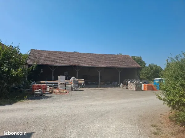 Hangar entrepôt 245 m2 ouvert pour stockage materiel , gardiennage , artisans