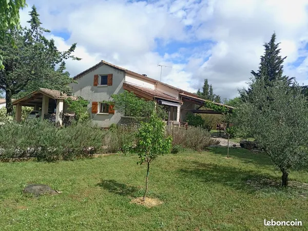 MAISON 130m² + GITE 28m² - Piscine et dépendance sur terrain 1715m² proche nature et commodités