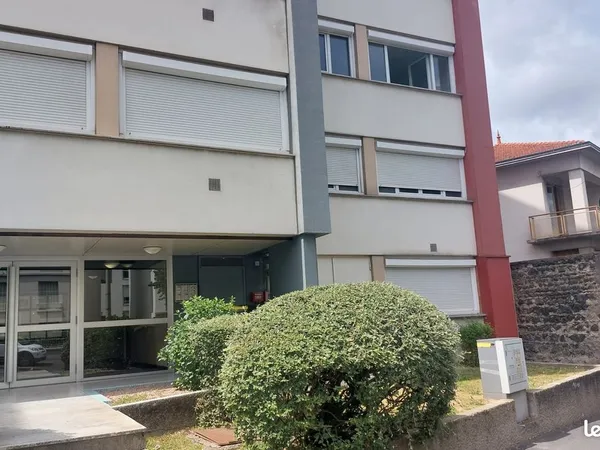 T1 refait à neuf chauffage place de parking eau compris proche cézeaux et centre ville commerces et 