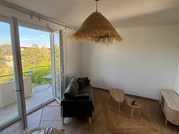 Appartement de 63 m², 2 balcons, entièrement meublé, traversant et très lumineux