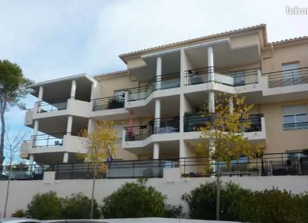 Appartement T2 48 m2 avec terrasse de 32 m2 et un parking ext