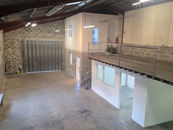 Entrepôt avec bureaux parking 336 m2 Cestas Zone commercial