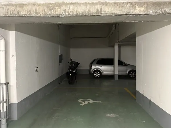 Loue parking - 27m²