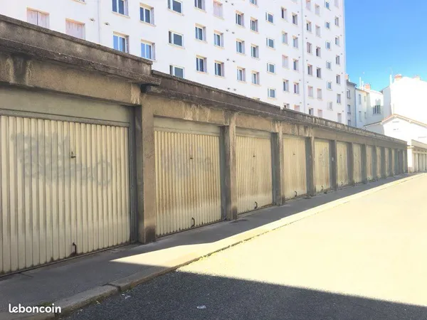 Grand Garage double 2 portes à louer / Richelandiere