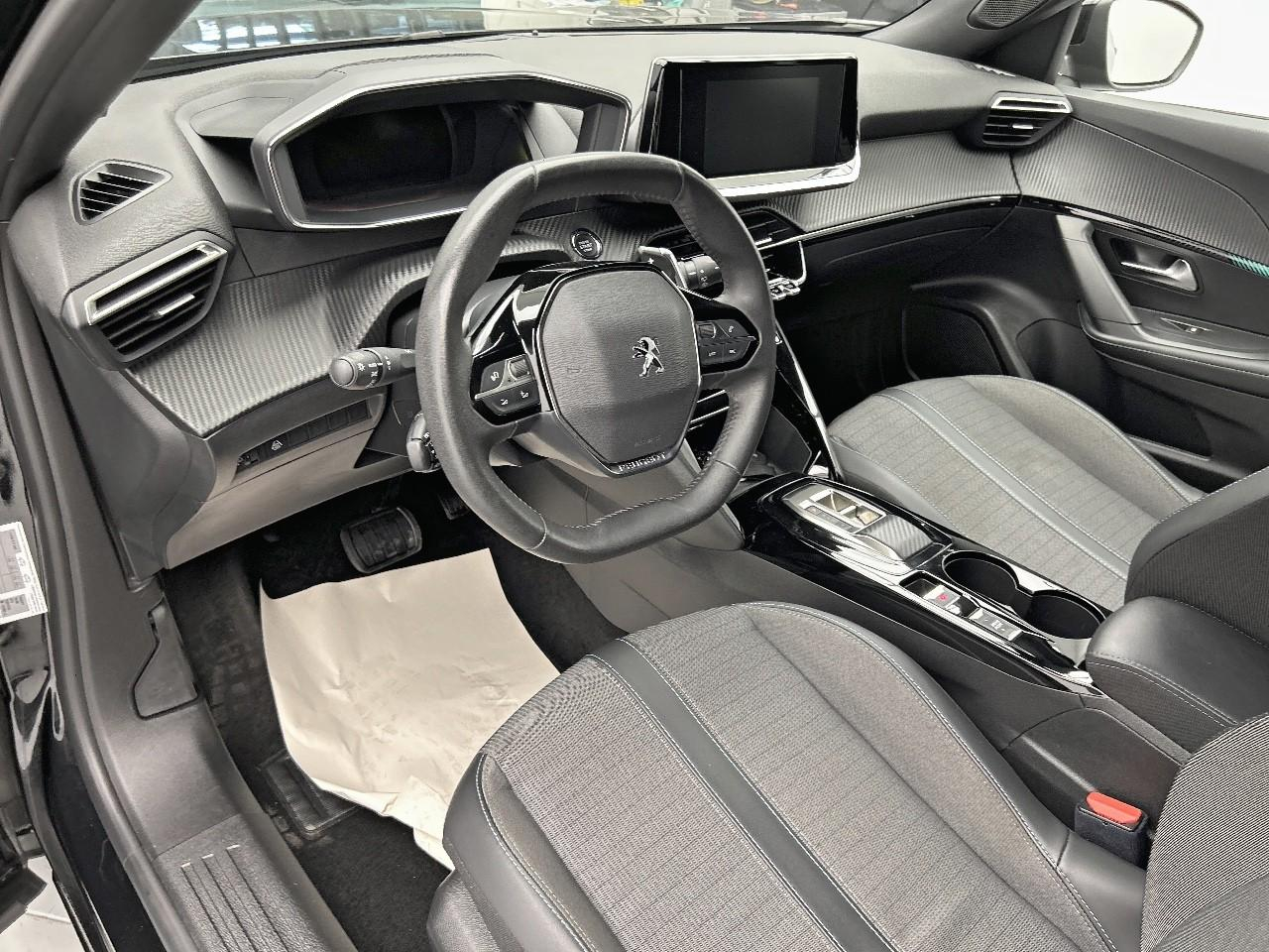 Peugeot 2008 puretech 130 s&s eat8 allure pack — photo 9