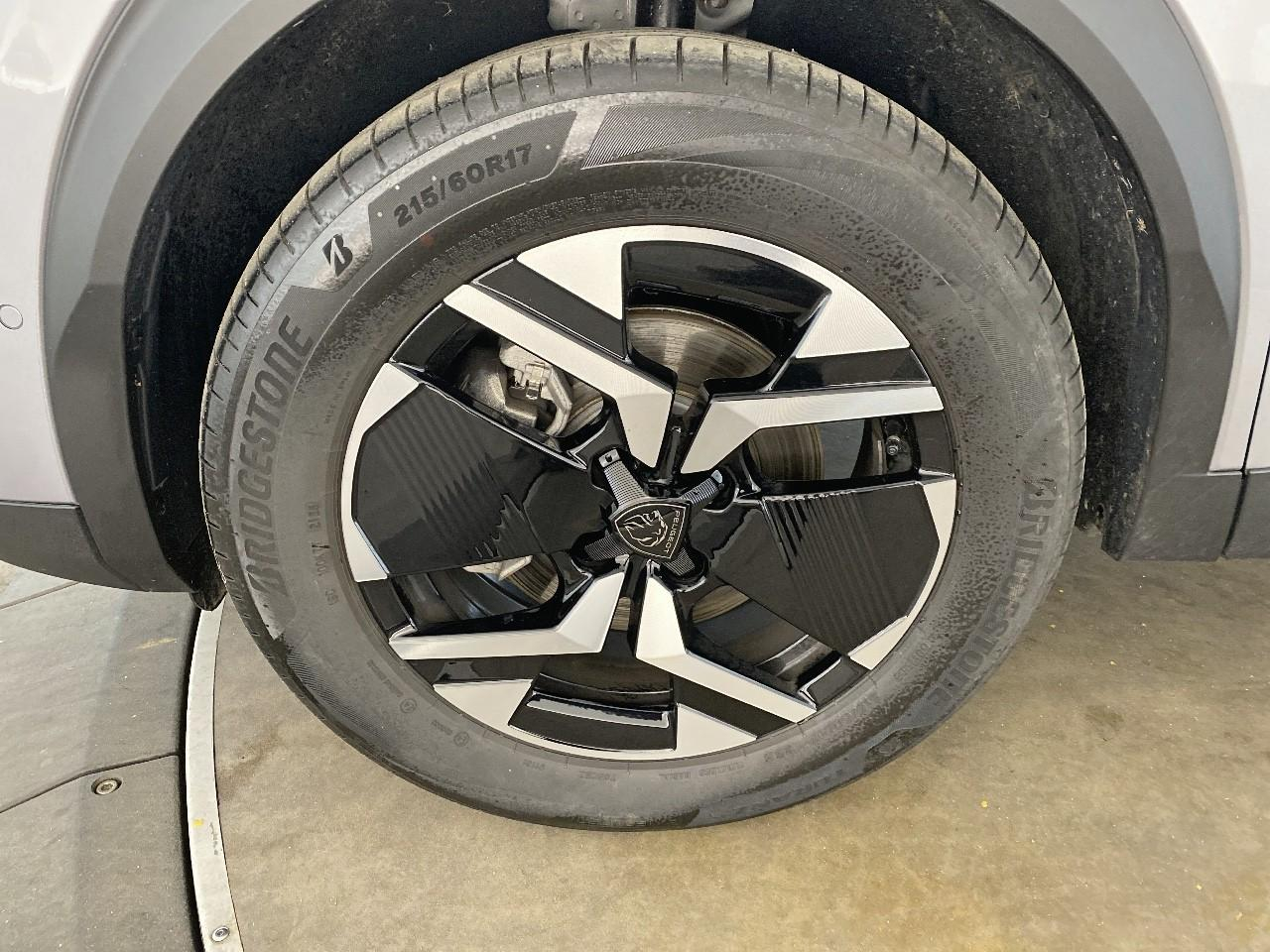 Peugeot 2008 hybrid 145 ch e-dcs6 allure — photo 11
