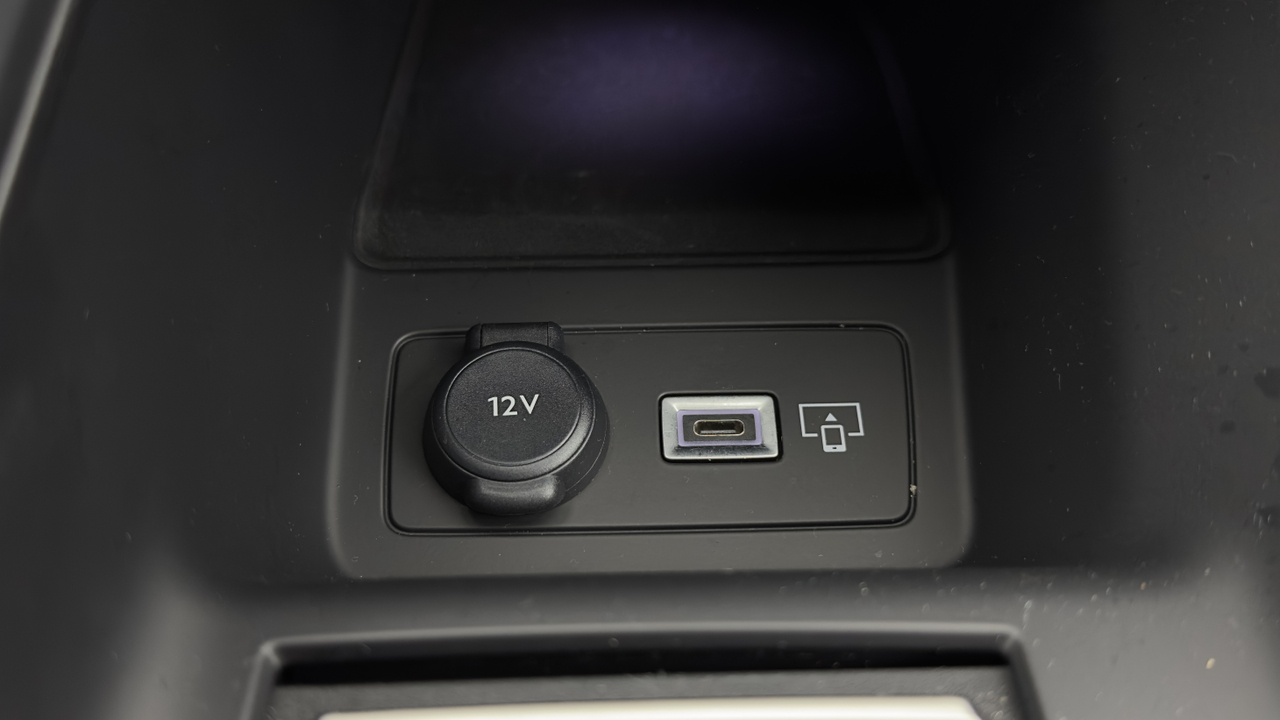 Peugeot 308 SW PHEV 180 e-EAT8 — photo 28