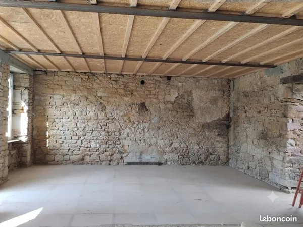 Maison en pierre à finir de rénover hors d'eau hors d'air