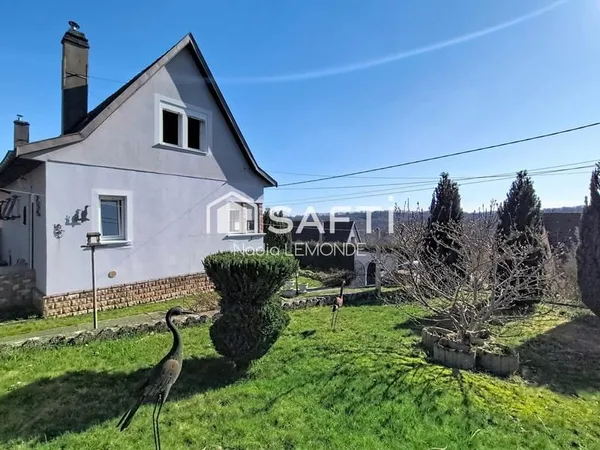 Maison avec joli jardin, garage et dépendance, située au calme à Hombourg-Haut.