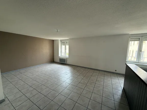 APPARTEMENT AVEC UNE CHAMBRE ET UN BUREAU A CARCASSONNE
