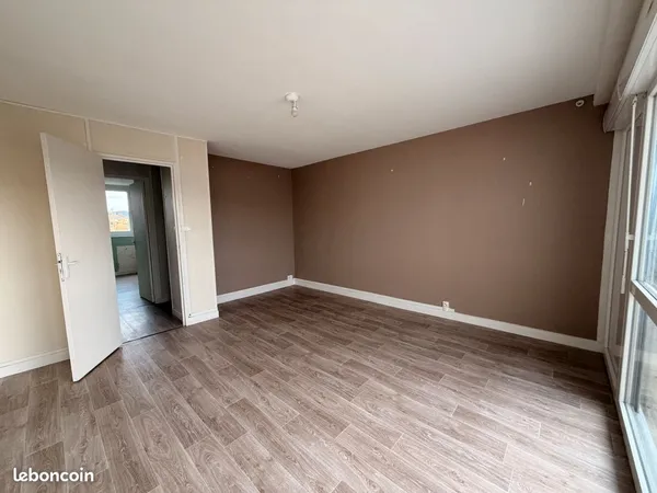 À LOUER - Appartement T5 avec 4 chambres et balcon