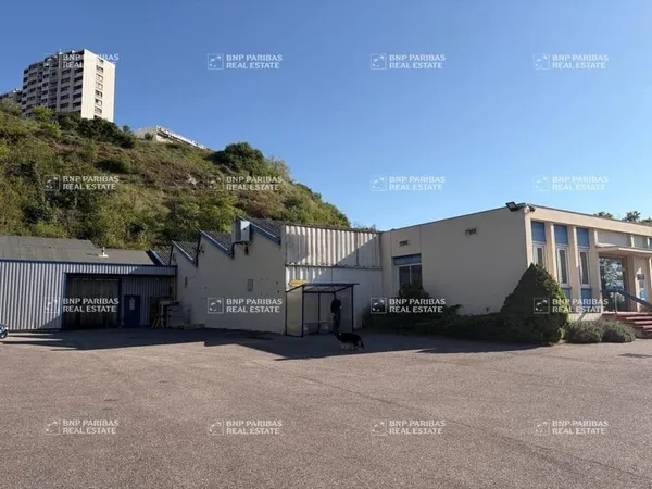 Local d'activité 2300 m²