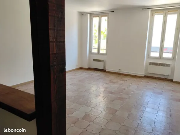 LA TOUR D'AIGUES - Studio