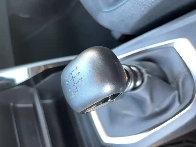 Peugeot 208 puretech 100 s&amp;s bvm6 — photo 4