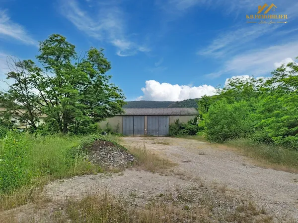 entrepôt sur un terrain constructible de 4 999 m²