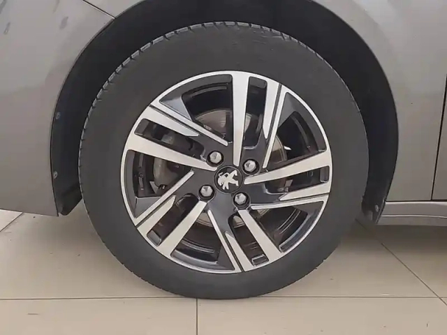 Peugeot 208 puretech 100 s&amp;s bvm6 — photo 13