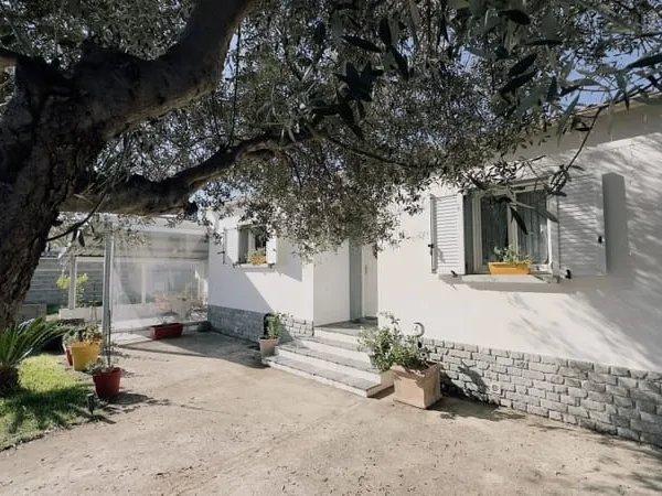 Villa de plain-pied avec studio indépendant et piscine, au calme absolu