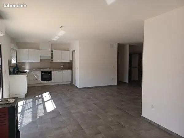Maison Neuve / jumelée par un garage