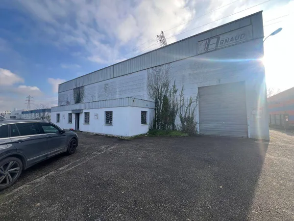 Local d'activité 880 m²