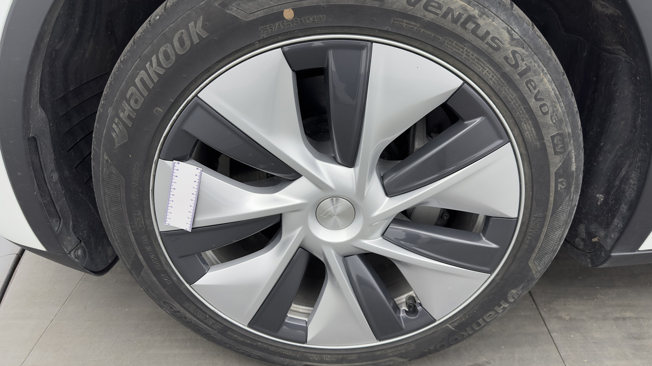 Tesla MODEL Y Long Range RWD — photo 37