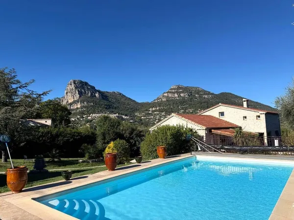 Villa 10 pièces 240 m²